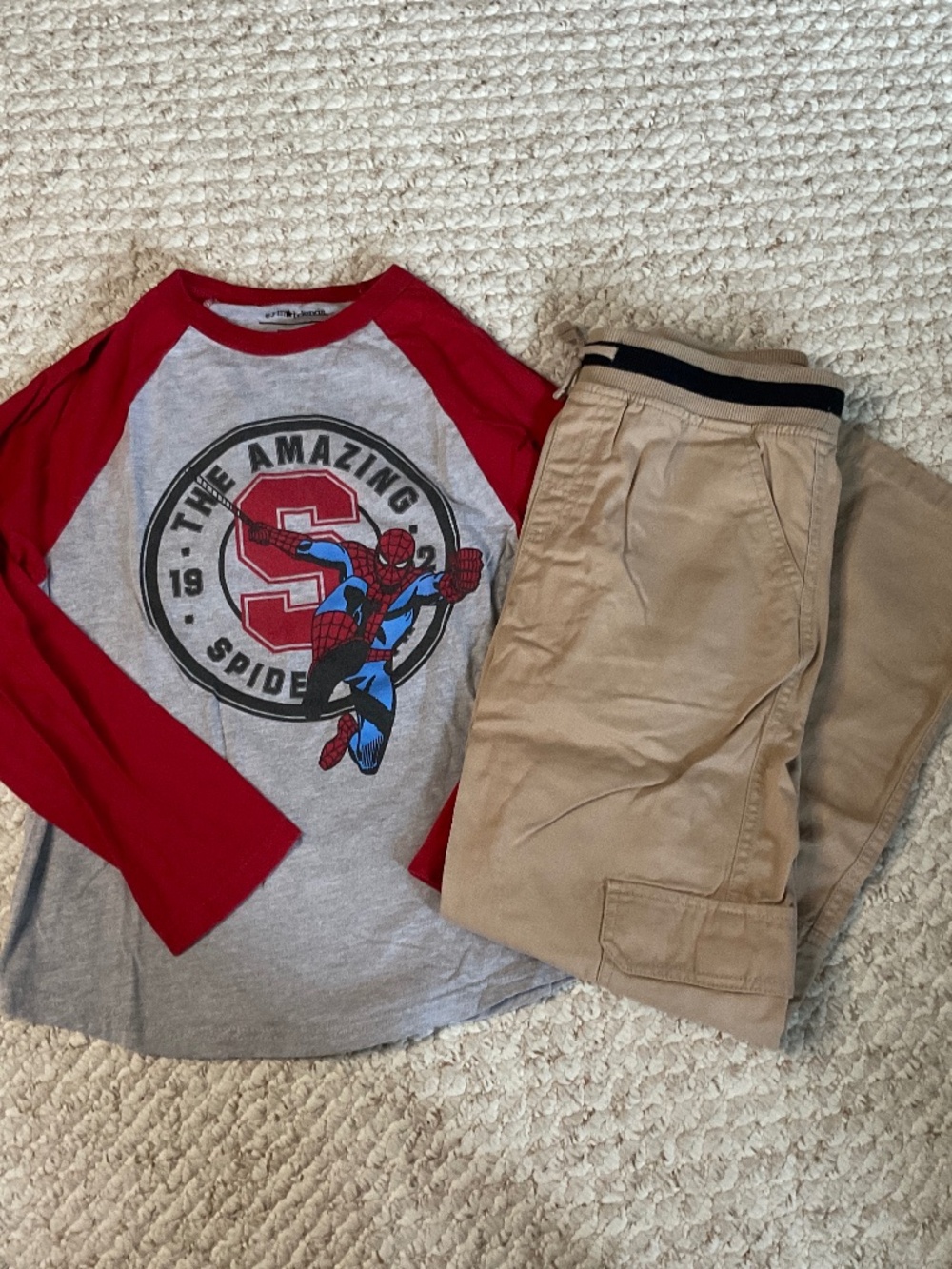 🕷️ Gymboree Spider-man shirt and khaki pants - size 10
